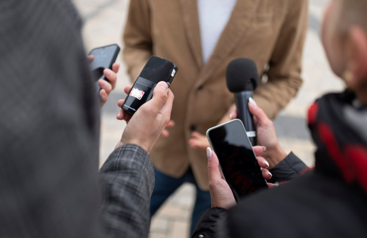 Rol de los medios de comunicación en la política moderna