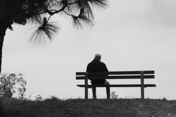 Soledad no deseada en adultos y mayores